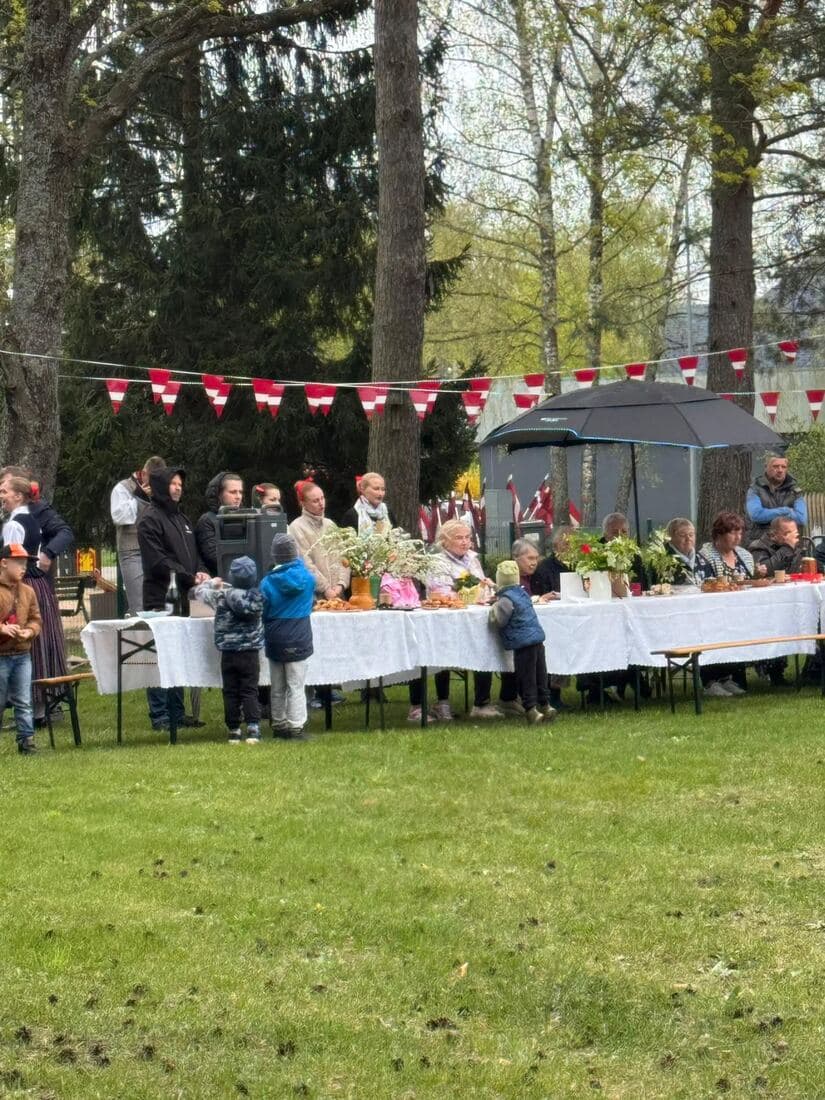 Kopīgs cienasta galds svētkos Kalngales parkā