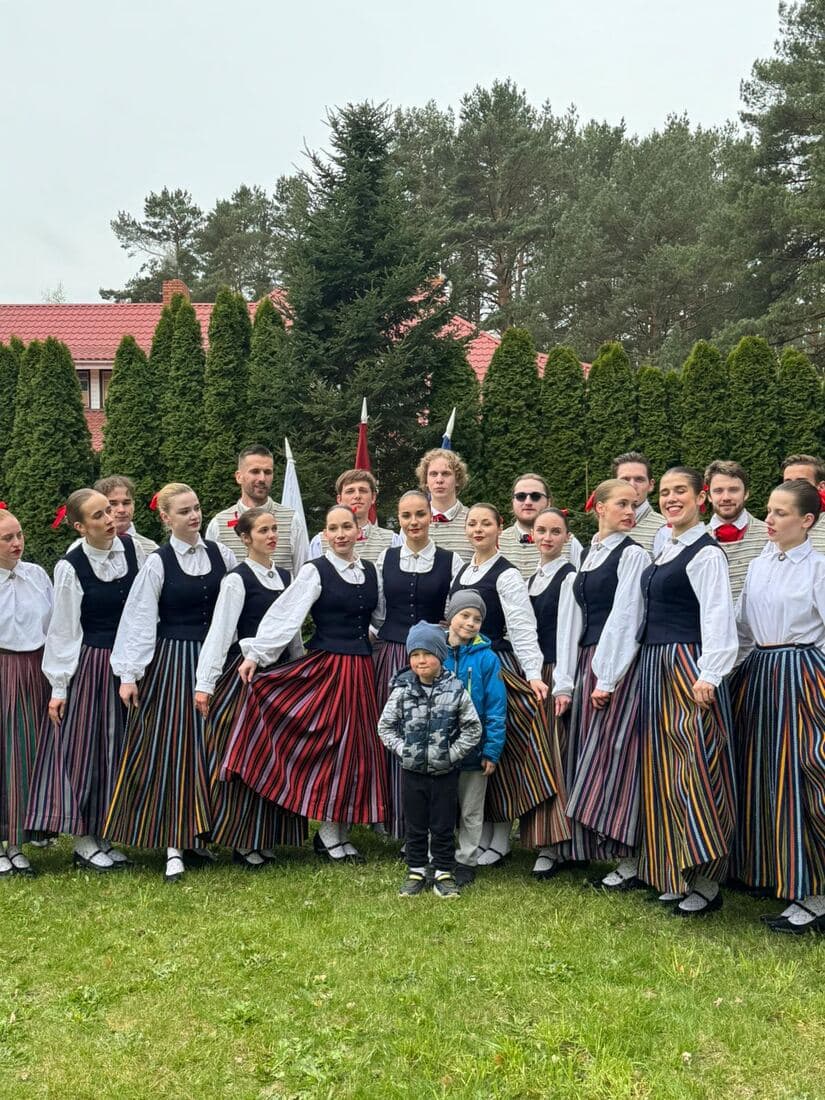 Deju kolektīvs tautas tērpos kopbildē pēc uzstāšanās