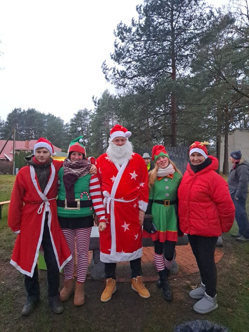 Ziemassvētku pasākums ar Ziemassvētku vecīti un palīgiem