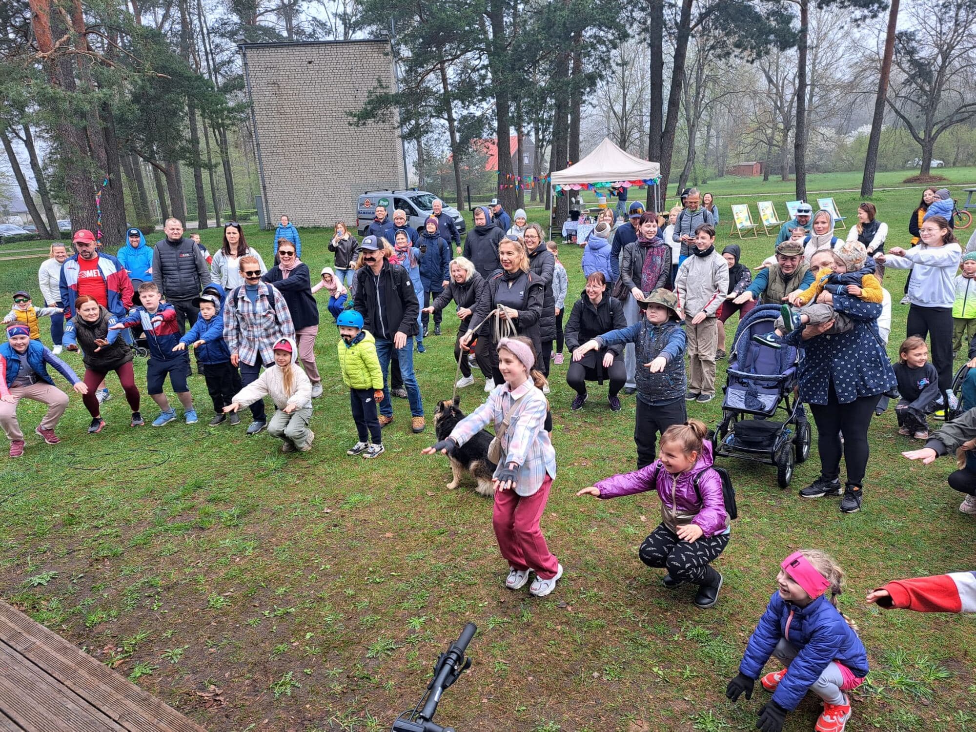 Kalngales iedzīvotāji kopīgā pasākumā ciema parkā